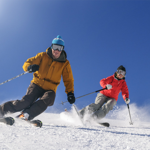 2 Skifahrer auf der Piste