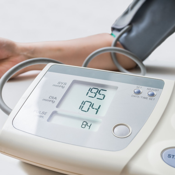 Blutdruckmessgerät mit erhöhten Werten.